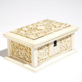 Une boîte rectangulaire en ivoire sculpté de Canton, Chine, 19ème