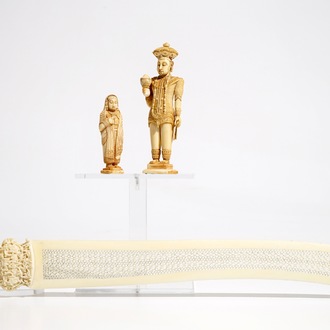 Twee figuren en een ajour bewerkt ivoren mes in ivoor, India en Nepal, 19/20e eeuw