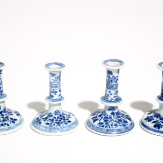 Vier Chinese miniatuur kandelaars met blauwwit floraal decor, Kangxi