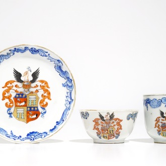 Deux tasses et une soucoupe armoiriée en porcelaine de Chine pour le marché belge, Qianlong