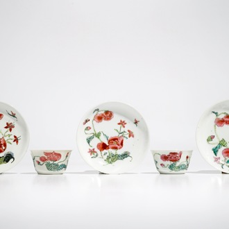 Twee Chinese famille rose koppen en drie schotels met floraal decor, Yongzheng/Qianlong
