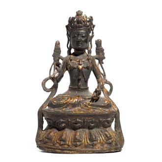 Een Chinese gelakte bronzen figuur van een Guanyin, Ming