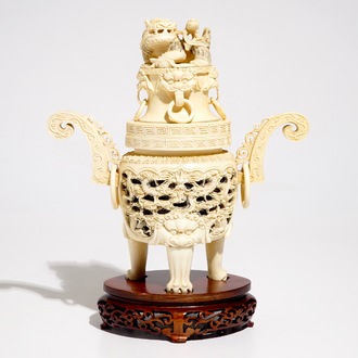 Un brûle parfum à double parois en ivoire sculpté, Chine, vers 1900