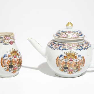 Une théière et une verseuse armoiriées en porcelaine de Chine famille rose, Qianlong