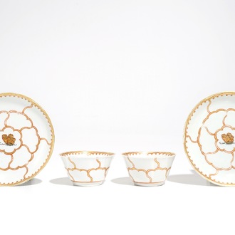 Une paire de tasses et soucoupes en porcelaine de Chine à décor doré, Yongzheng/Qianlong