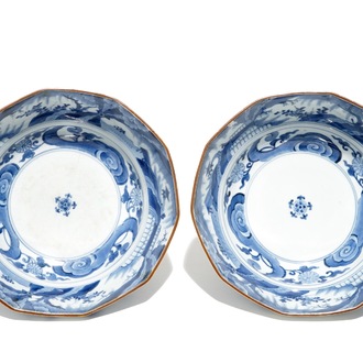 Une paire de bols en porcelaine Kakiemon de Japon aux décors de paysages, Edo, 17ème