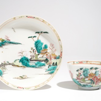 Une tasse et soucoupe en porcelaine de Chine famille rose à décor d'un paysage, Yongzheng/Qianlong