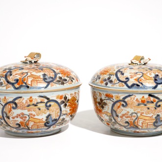 Deux terrines couvertes en porcelaine Imari de Japon, époque Edo, début du 18ème