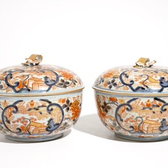 A pair of round Japanese Imari tureens and covers, Edo, early 18th C.