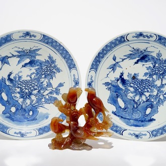 Une paire de plats en porcelaine de Chine bleu et blanc et un groupe en agate, 19/20ème