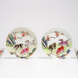 Une paire de tasses et soucoupes en porcelaine de Chine famille rose aux chevaux, Yongzheng/Qianlong