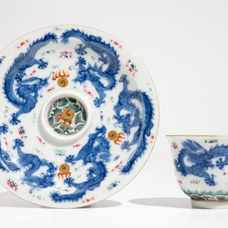 Une tasse et trembleuse en porcelaine de Chine famille rose aux dragons, marque de Qianlong, 19/20ème