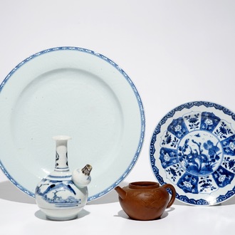 Een Chinese Yixing steengoed theepot, twee blauwwitte borden en een kendi met zilveren montuur, Kangxi/Qianlong