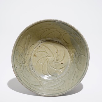 Un bol céladon à décor incisé, Chine, Dynastie Song