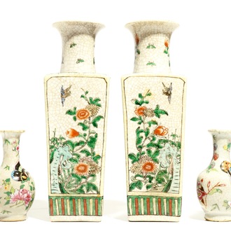 Une paire de vases en porcelaine de Chine famille verte et une paire en famille rose sur fond craquelé, 19/20ème