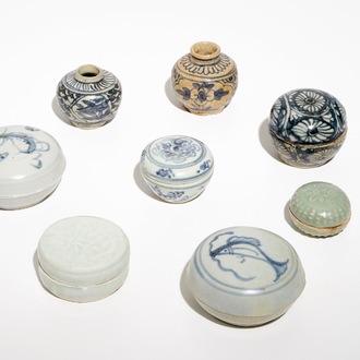 Huit boîtes et petits vases en porcelaine de Chine bleu et blanc et de type qingbai, époques Song et Ming
