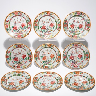 Neuf assiettes en porcelaine de Chine famille rose à décor floral, Yongzheng/Qianlong