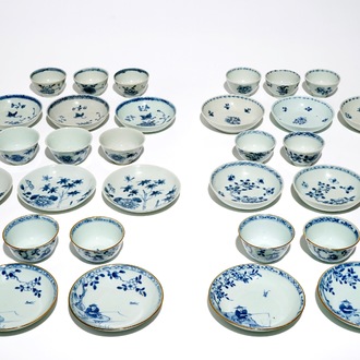 Quinze ensembles de tasses et soucoupes en porcelaine de Chine bleu et blanc, Kangxi/Qianlong