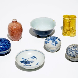 Trois boîtes, deux bols et deux vases miniatures en porcelaine de Chine bleu et blanc et monochrome, Ming et postérieur