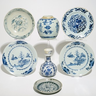 Zeven Chinese blauwwitte borden en vazen, Ming, Kangxi en Qianlong