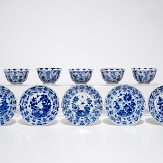 Vijf Chinese blauwwitte koppen en schotels, Kangxi