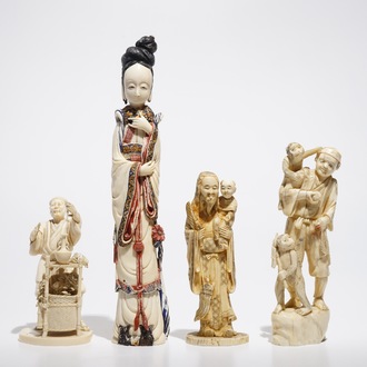 Vier Chinese en Japanse ivoren en benen figuren en okimono, 19/20e eeuw