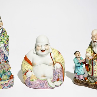 Trois figures en porcelaine de Chine famille rose, 19/20ème