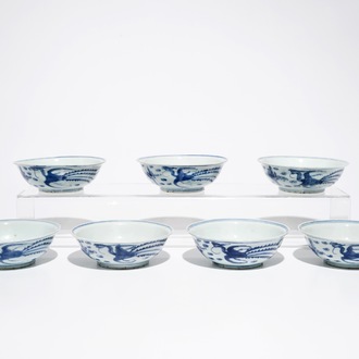 Sept bols en porcelaine de Chine bleu et blanc aux phénix, Ming