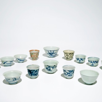 Quatorze bols et tasses en porcelaine de Chine bleu et blanc et wucai, Ming