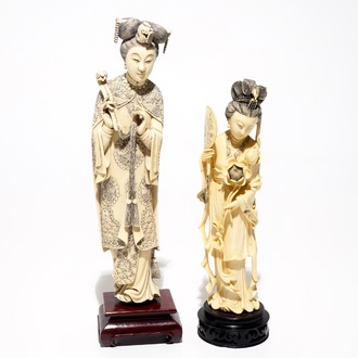 Deux figures de femmes en ivoire sculpté sur socles en bois, Chine, 19/20ème