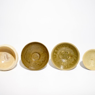 Vier Chinese monochrome celadon en crème-geglazuurde kommen, Song en later