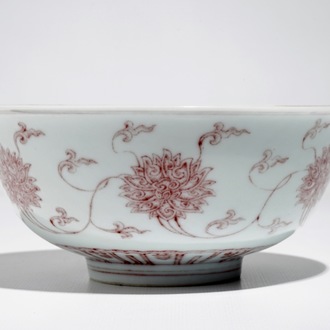 Un bol en porcelaine de Chine à décor de rinceaux de lotus en rouge de cuivre, marque de Kangxi, 20ème