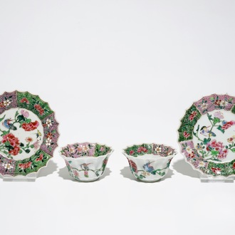 Une paire de tasses et soucoupes polylobés en porcelaine de Chine famille rose, Yongzheng