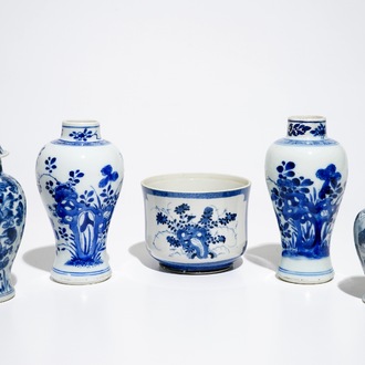 Vier Chinese blauwwitte vazen en een poederblauwe kom, Kangxi