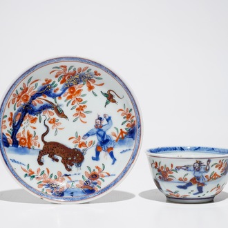 Une tasse et soucoupe à décor d'un tigre en porcelaine de Chine surdécoré de type Amsterdams Bont, Kangxi/Qianlong