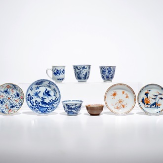 Zeven Chinese blauwwitte, Imari-stijl en famille rose koppen en vier schotels, Kangxi/Qianlong