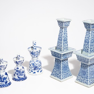 Cinq bougeoirs en porcelaine de Chine bleu et blanc, 19/20ème