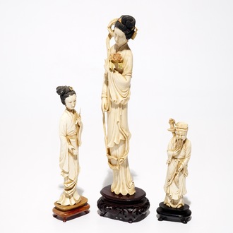 Trois figures en ivoire sculpté sur socles en bois, Chine, 19/20ème