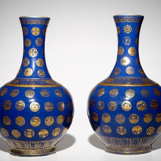 Une paire de vases en porcelaine de Chine à décor doré sur fond bleu poudré, marque de Qianlong, époque Guangxu