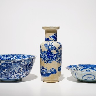 Deux bols aux dragons en porcelaine de Chine bleu et blanc et un vase de forme rouleau, Wanli et 19ème