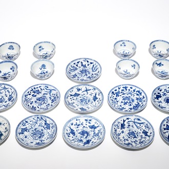 Acht Chinese blauwwitte koppen en elf schotels met decor van vissen, Kangxi