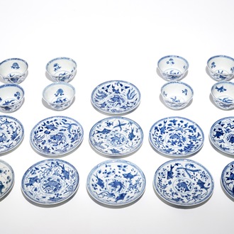 Huit tasses et onze soucoupes en porcelaine de Chine bleu et blanc aux poissons, Kangxi