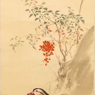 Een gesigneerde Chinese rolschildering op zijde met een mandarijn eend, 19/20e eeuw
