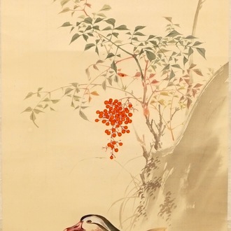 A Chinese silk scroll painting of a mandarin duck, signed, 19/20th C.