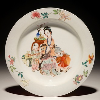 Een Chinees famille rose "ruby back" eierschaal bord met een dame en spelende jongens, Yongzheng