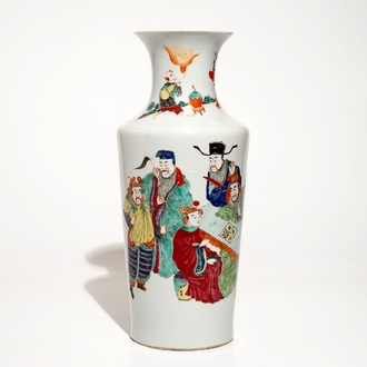 Un vase rouleau en porcelaine de Chine famille rose de style Yongzheng, 19ème