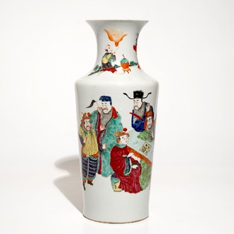 A Chinese famille rose Yongzheng-style rouleau vase, 19th C.