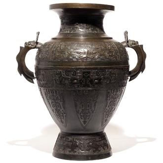 Een grote Chinese bronzen vaas in archaïsche stijl, 19e eeuw