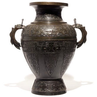 A large Chinese bronze vase in archaic style, 19th C.