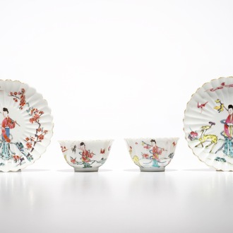 Une paire de tasses et soucoupes polylobées en porcelaine de Chine famille rose à décor de Magu, Yongzheng